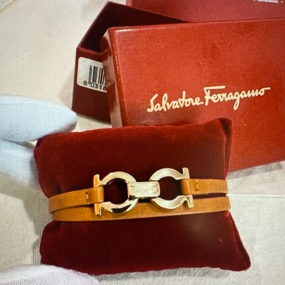 BUNDLE OF 2 - Salvatore Ferragamo Wallet & Bracelet - Picture 4 of 16